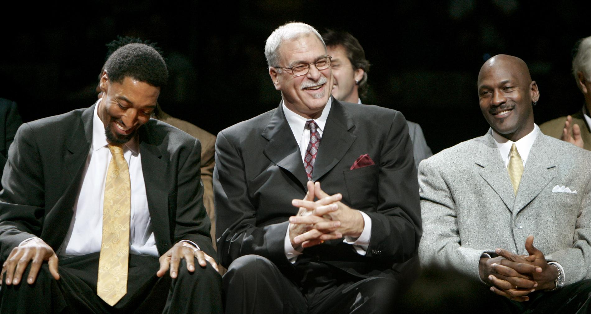 Legendariske NBA-tränaren Phil Jackson (mitten) ledde med stjärnspelare som Scottie Pippen (vänster) och Michael Jordan (höger) Chicago Bulls till enorma framgångar på 90-talet.