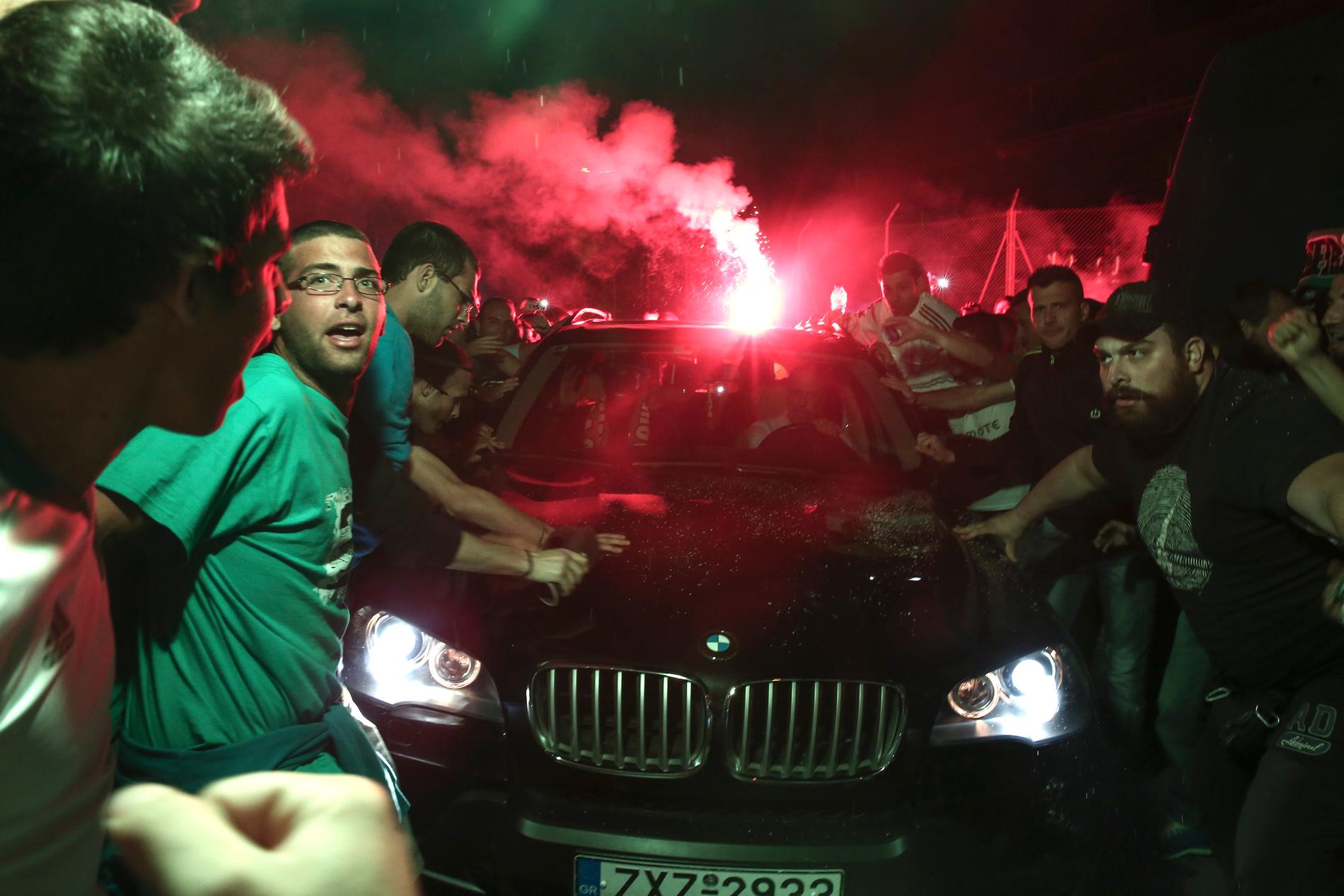PAOK-fans vilda uppståndelse när Michael Essien anländer.