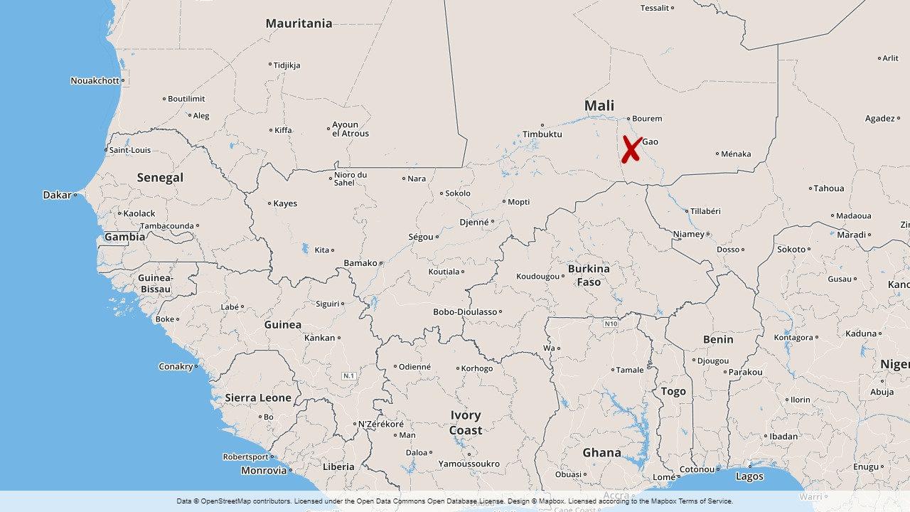 Tre soldater av fransk och estnisk härkomst har skadats i en bilbombsattack i Gao, norra Mali.