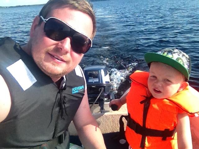 Jag och min son, Malte, tar en fisketur med båten. Vädret är gudomligt i Östersund! Givetvis när Malte är med så är det han som ska köra
