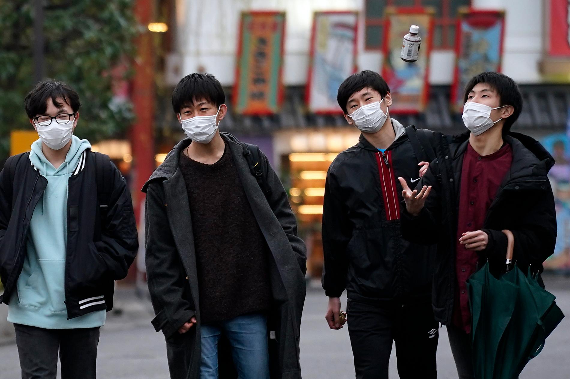 Invånare i Japans huvudstad Tokyo med ansiktsmasker. Landets premiärminister Shinzo Abe har beordrat att samtliga skolor ska stängas för att hindra spridningen av det nya coronaviruset.