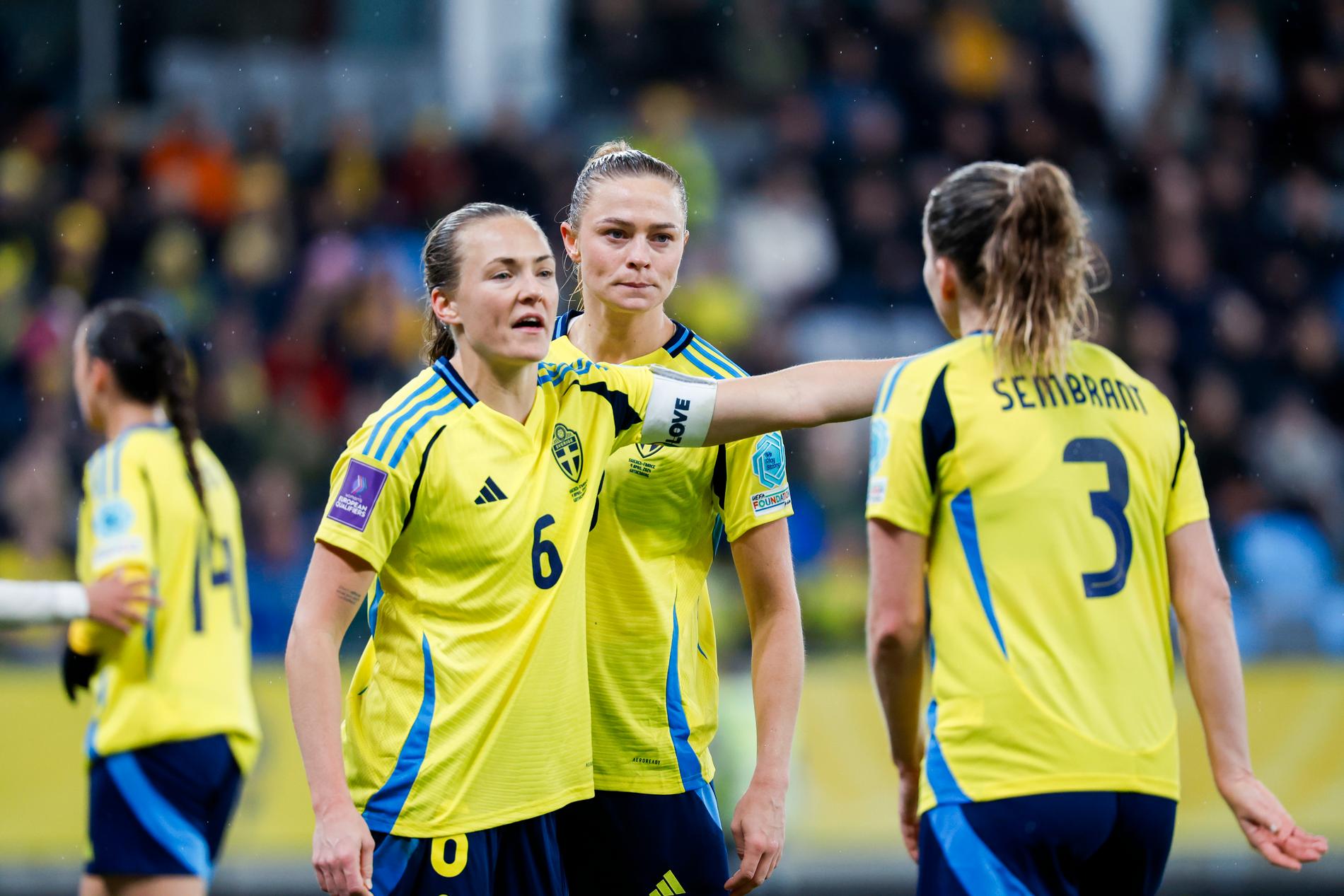 Magdalena Eriksson, Fridolina Rolfö och Linda Sembrant under matchen mot Frankrike.