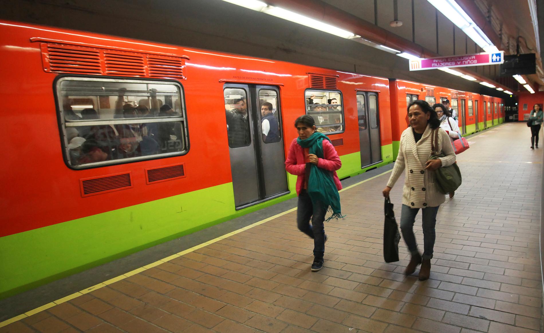Betydligt färre kvinnor än vanligt syntes i kollektivtrafiken i Mexico City under måndagen.