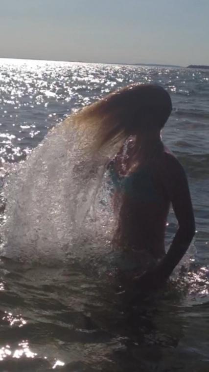 Min dotter Nelly badar i Varamon, Motala.