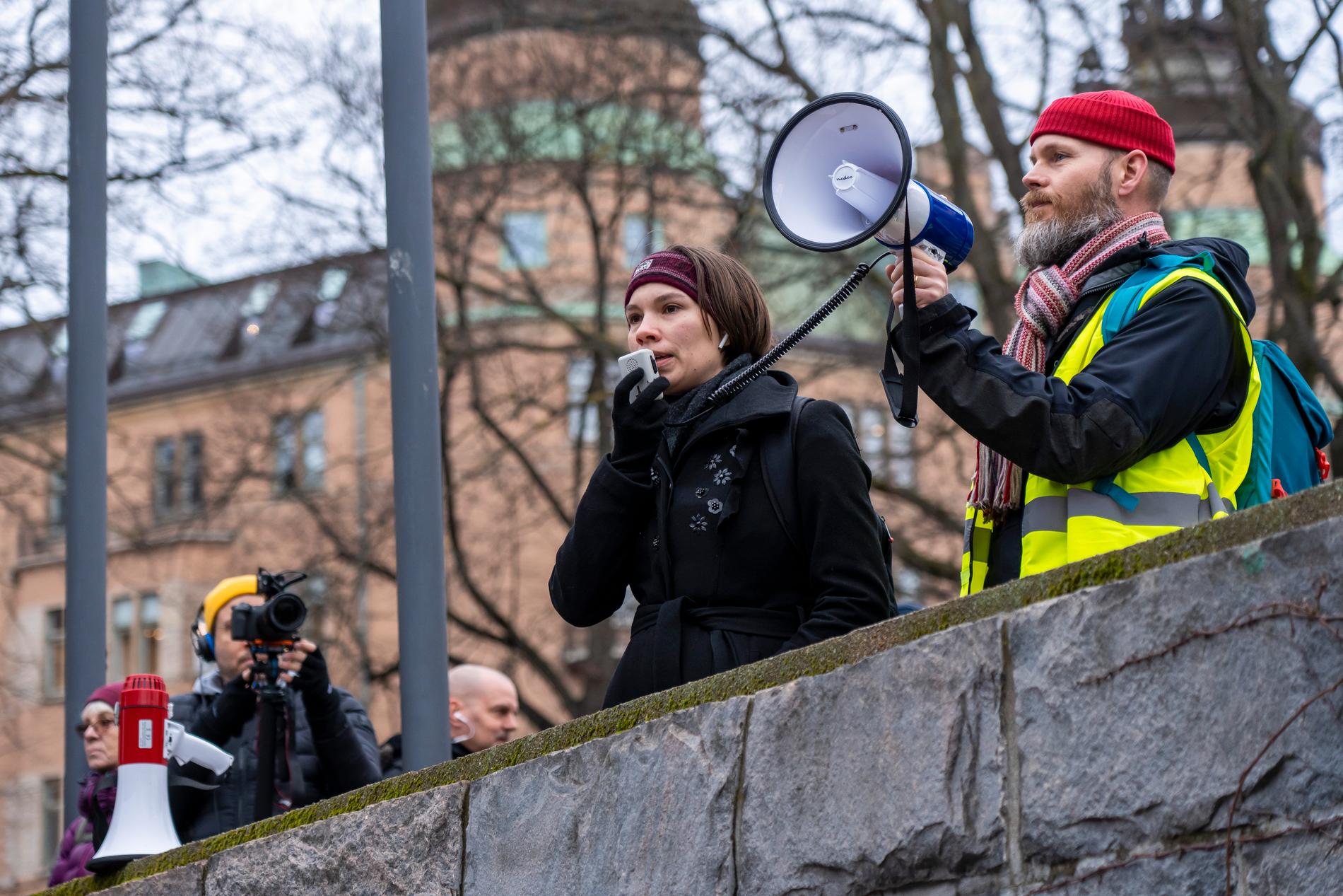 Annika Hirvonen under en demonstration mot Rysslands invasion av Ukraina. 