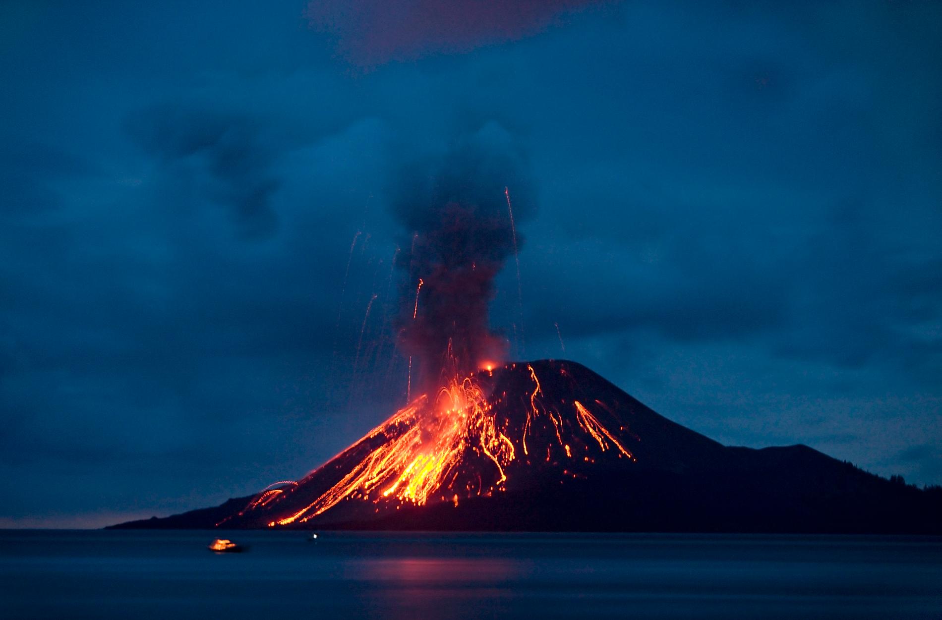 Anak Krakatoa under ett utbrott i november 2007. Akrivbild.