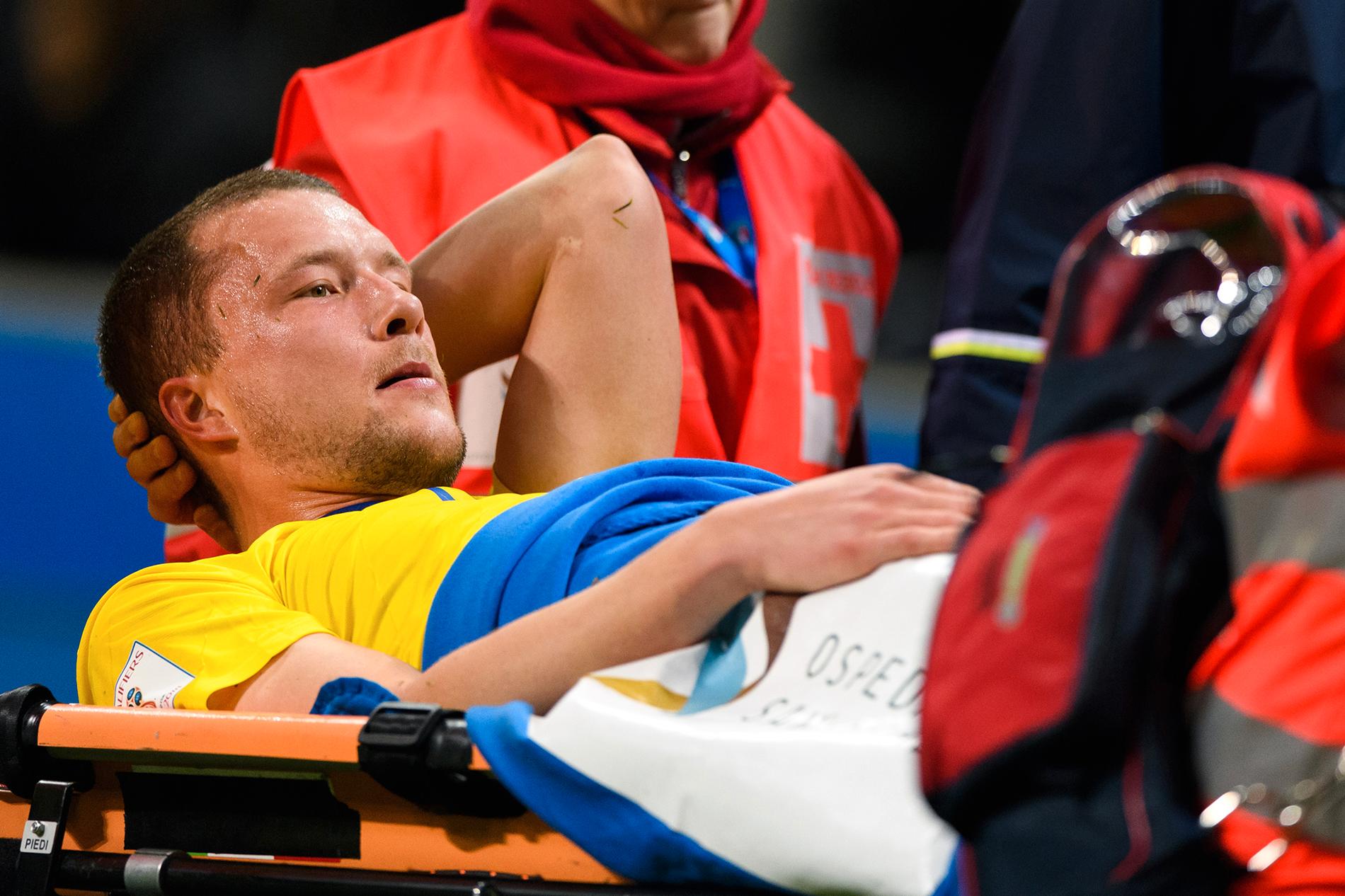 Jakob Johansson bärs ut på bår under VM-playoffmatchen mot Italien 