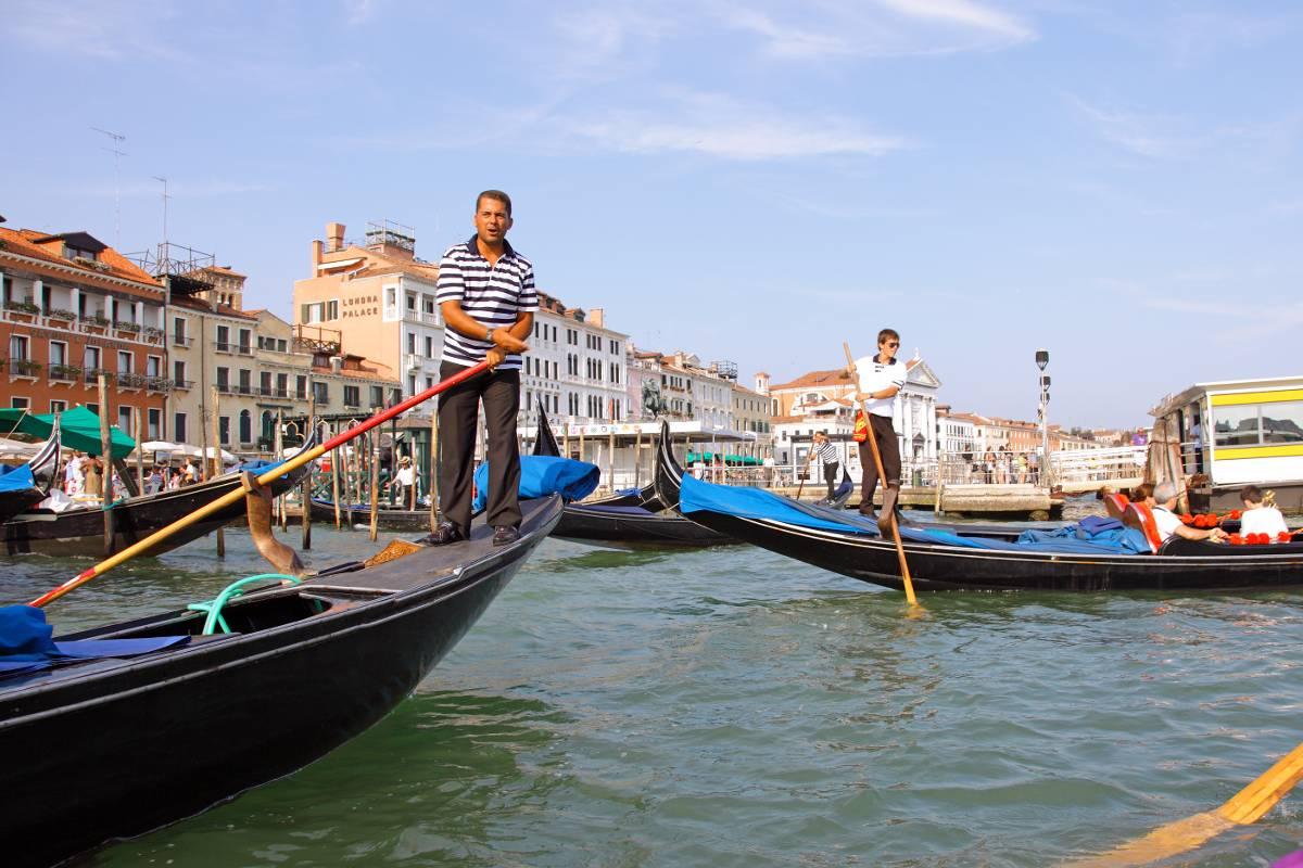 Antalet gondoler i Venedig sjunker för varje år, och få unga är intresserade av att lära sig yrket som gondolbyggare.