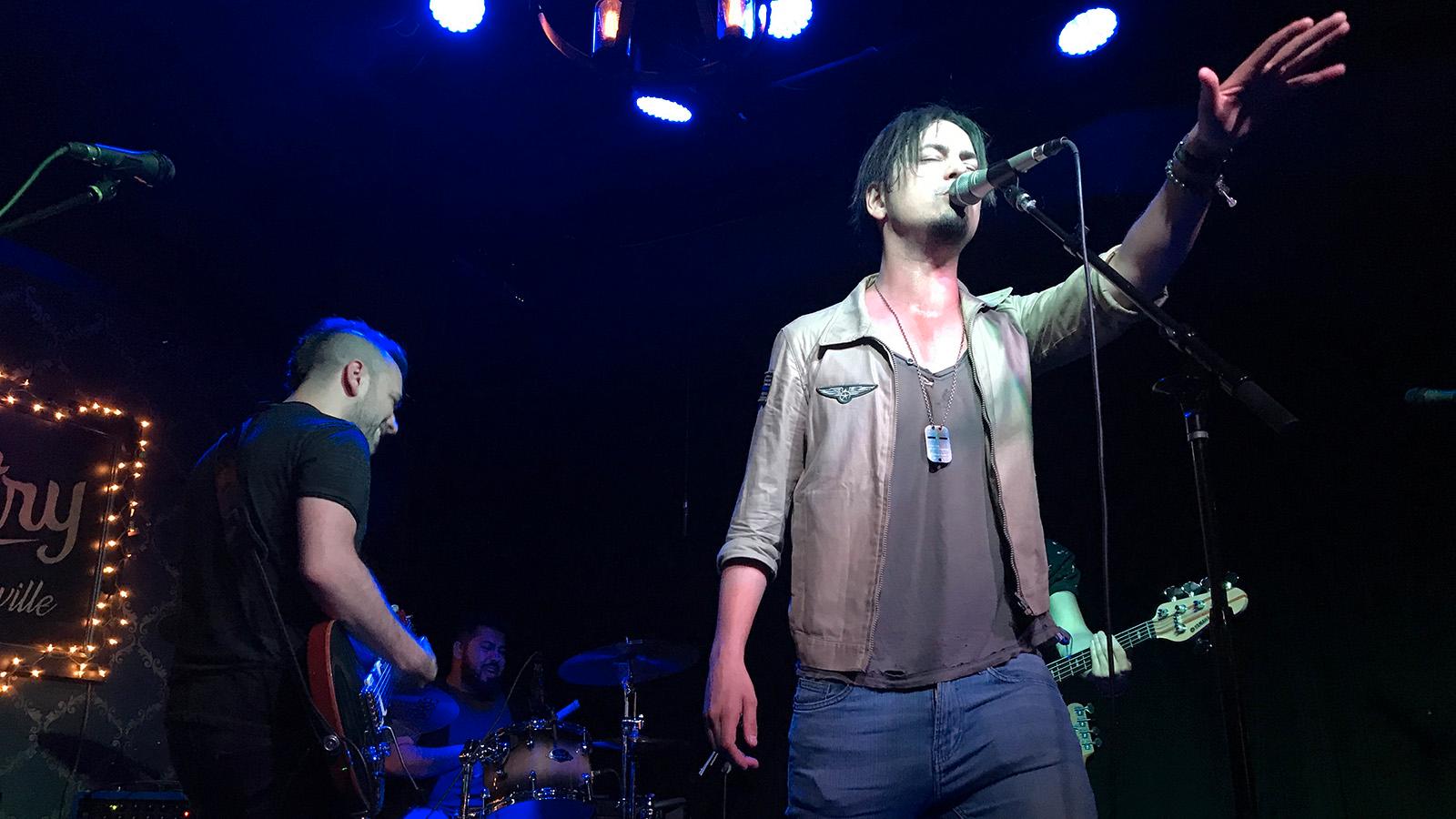 Jamie Meyer och hans band spelar på baren The Country i Nashville.
