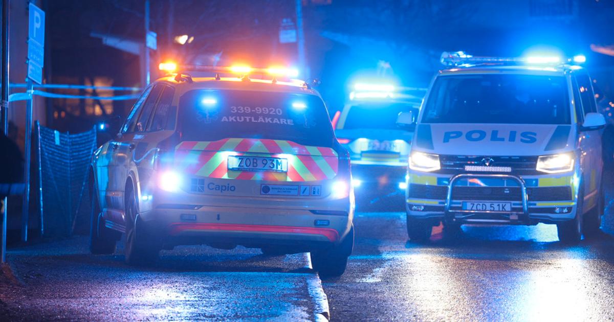 En person hittades skottskadad i södra Stockholm. 