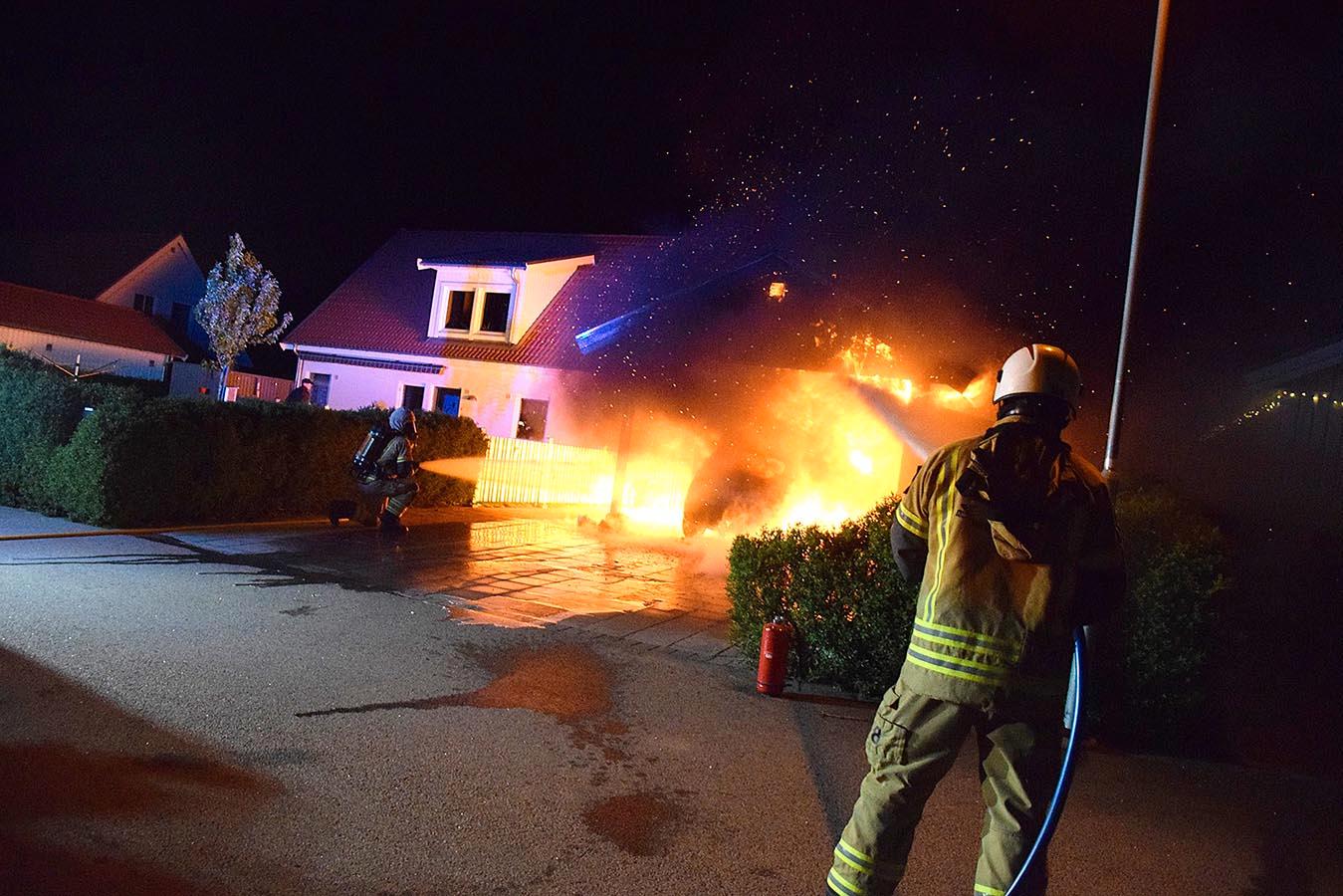 En våldsam brand rasade vid midnatt i en carport i Trelleborg.