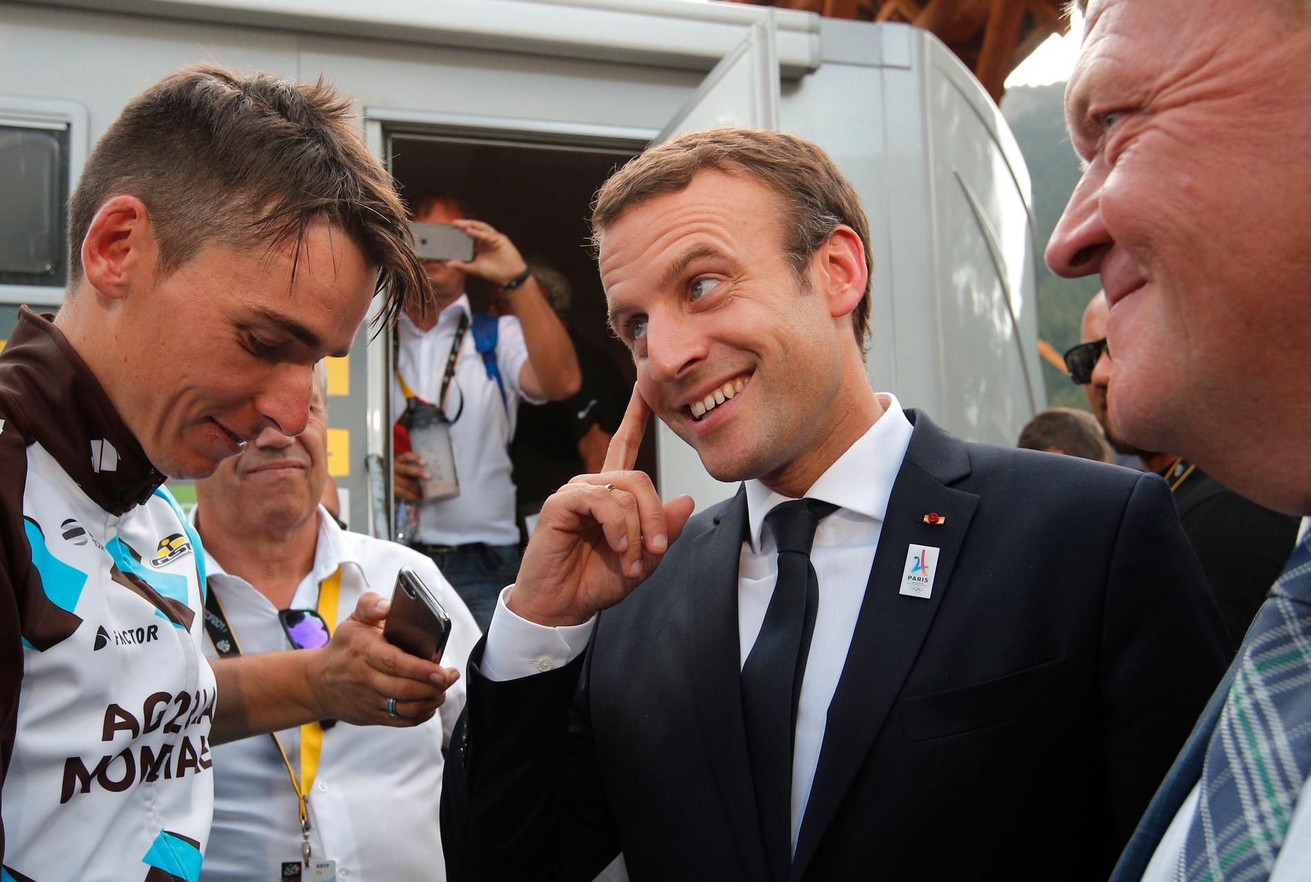 Den franska presidenten Emmanuel Macron och den dåvarande danske statsministern Lars Løkke Rasmussen, Venstre, (till höger) höll sommaren 2017 ett lunchmöte innan de tittade på en Tour de France-etapp i de franska alperna. Arkivbild.