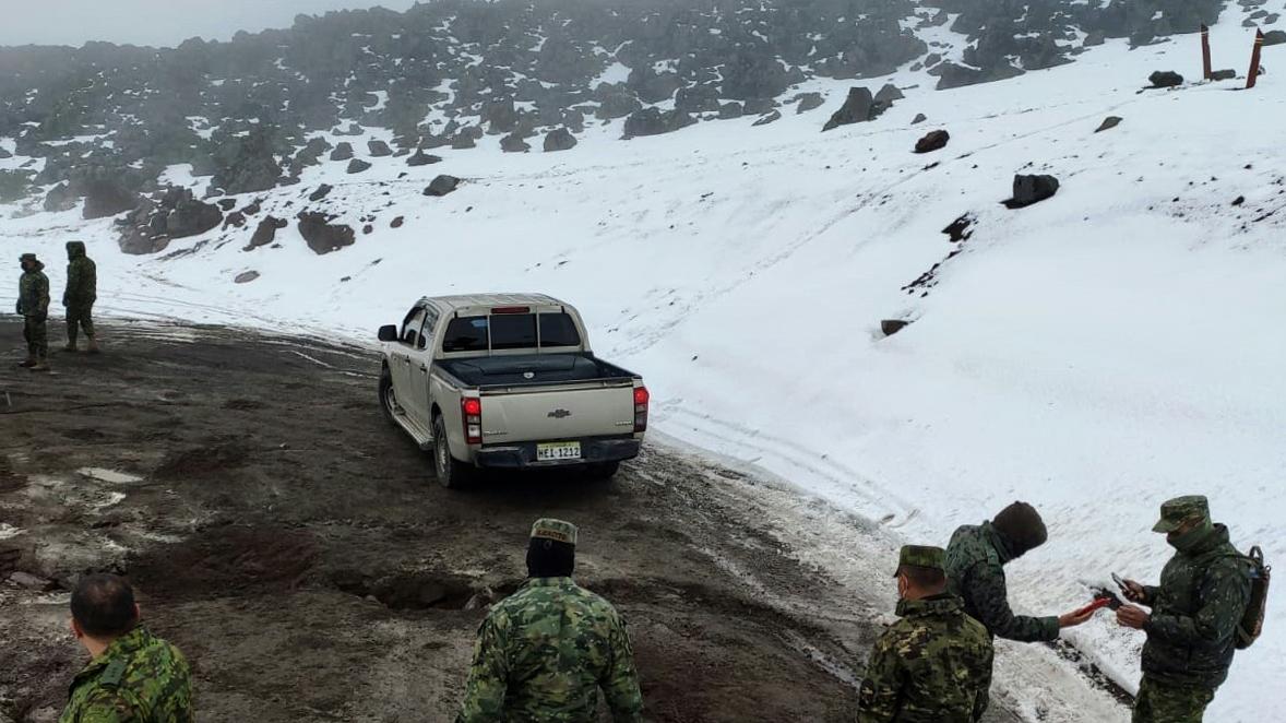 Militären medverkar i räddningsarbetet vid vulkanen Chimborazo i Ecuador.