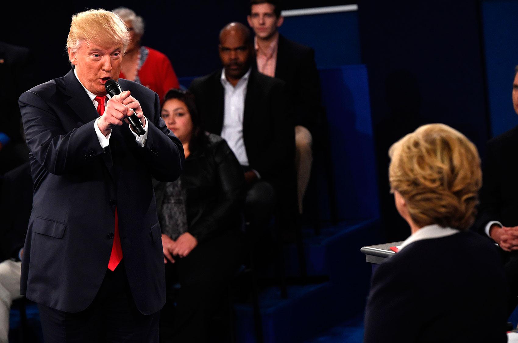Donald Trump och Hillary Clinton drabbar samman i den andra debatten.