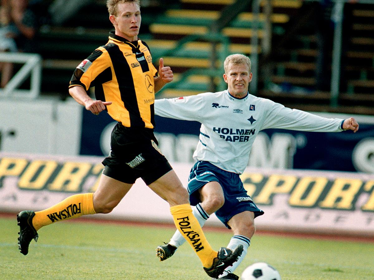 Kim Källström debuterade i Häckens a-lag som 16-åring och var med och spelade upp klubben till allsvenskan 2000. Här mot IFK Norrköpings Kristian Bergström. Foto: Thomas Johansson.