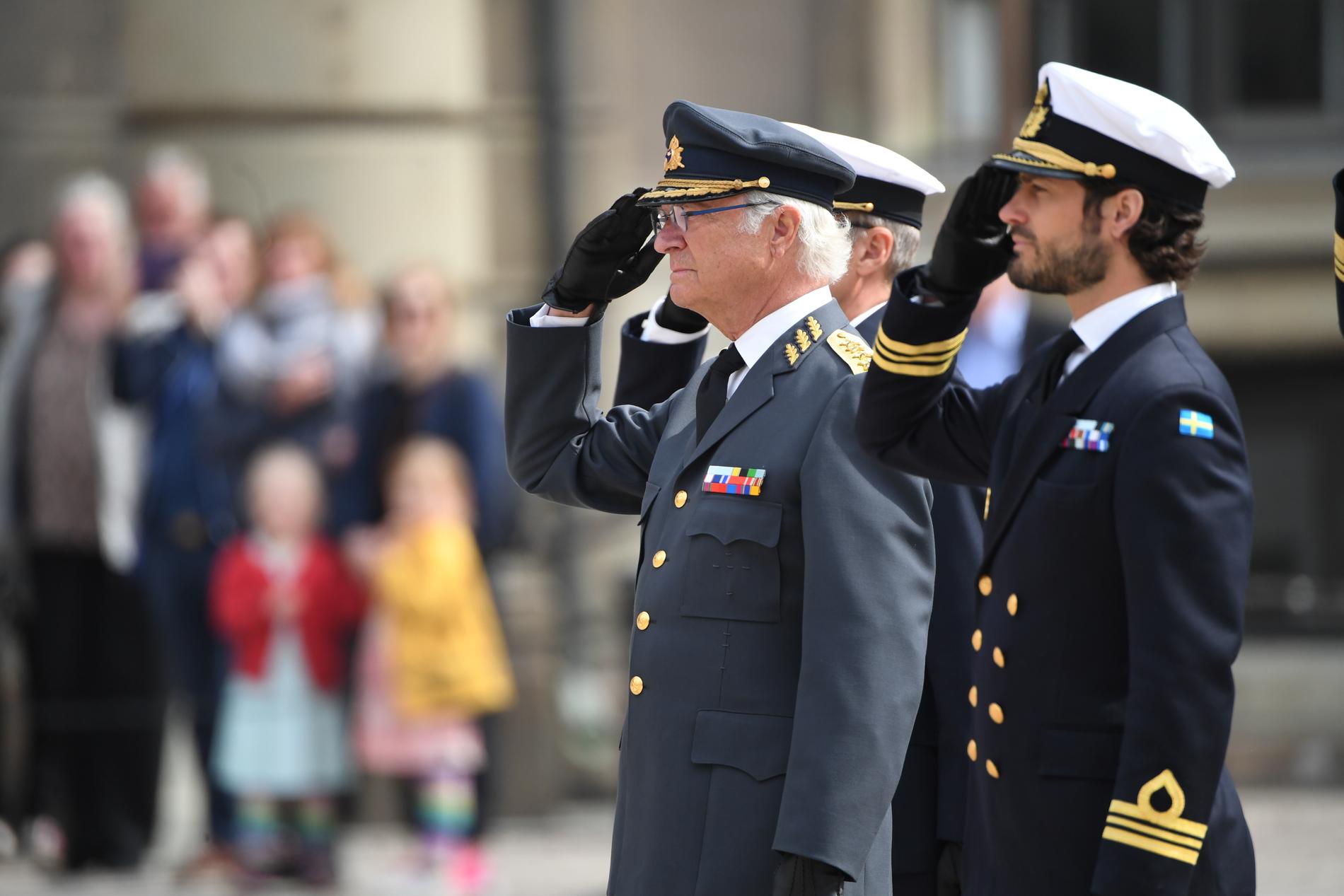 Kung Carl Gustaf och prins Carl Filip under födelsedagsfirandet av kungen på Stockholms slott 2019. Arkivbild.