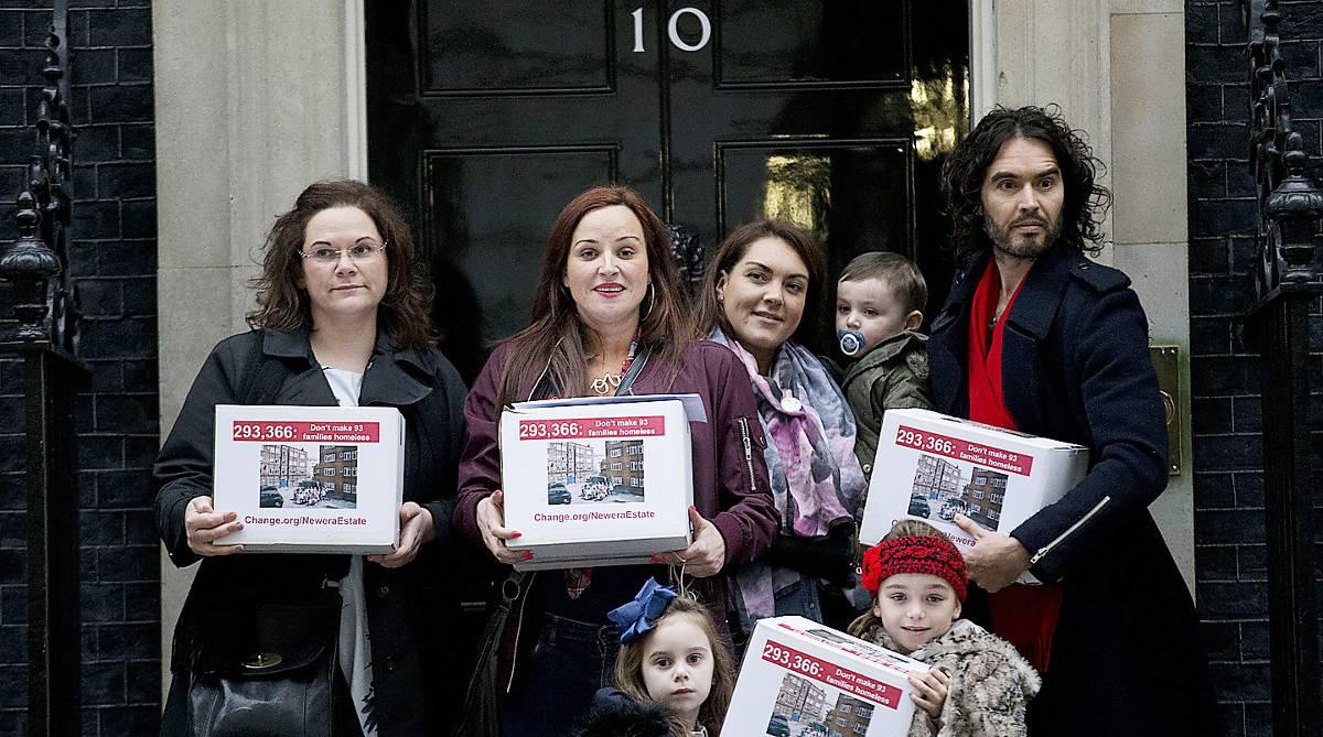Demonstrerar utanför 10 Downing Street Russell Brand ställde förra året upp i en aktion i London för att rädda billigt boende för personer med låga löner.