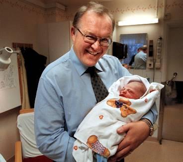 Ingen baby boom Bilden är tagen för ett år sedan. Göran Persson står med lille Samuel i famnen och säger att barnafödandet är ett samhällsproblem. Nu har det gått ett år. Och inget tyder på att svenska kvinnor prioriterar barnafödandet.