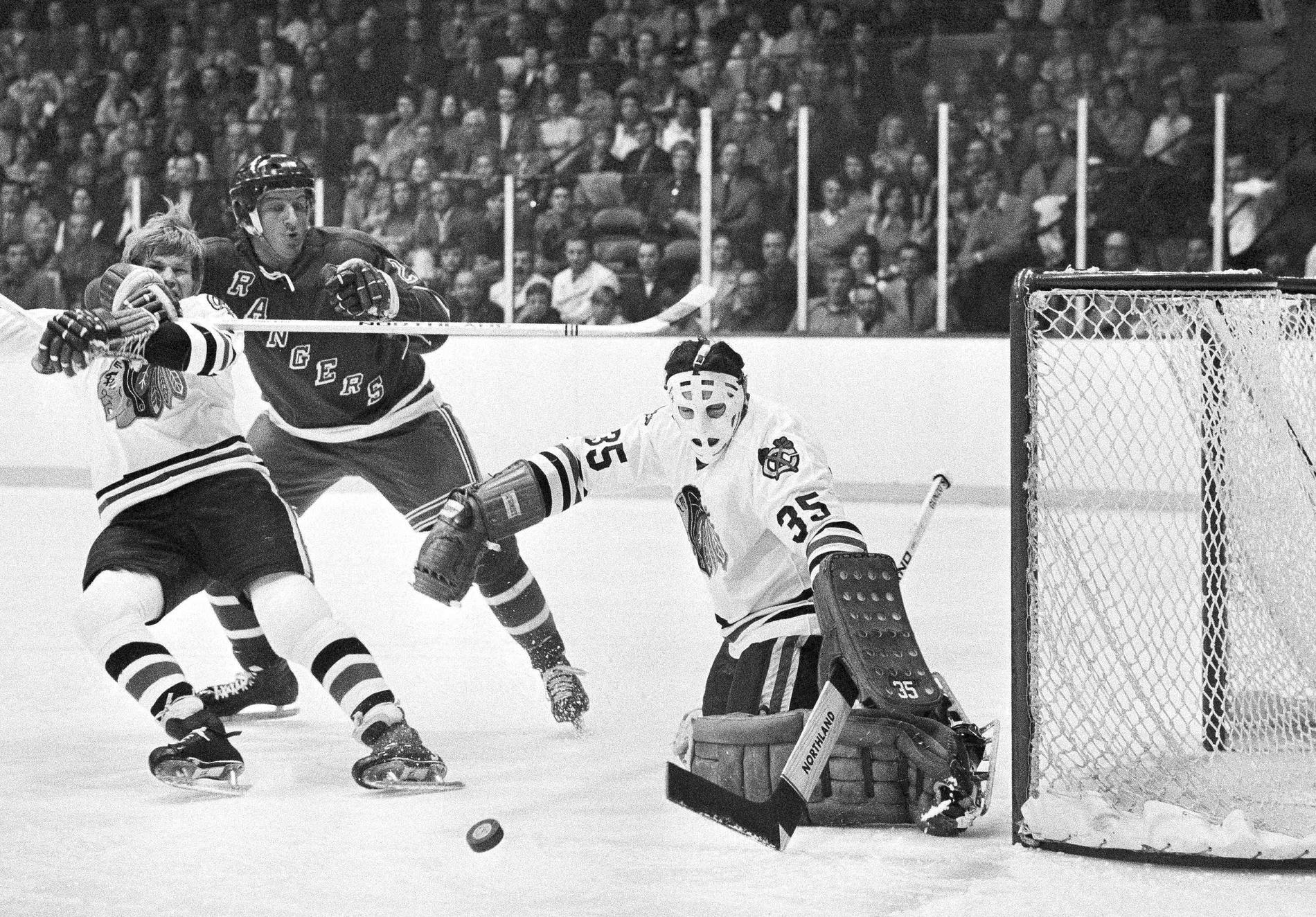 Tony Esposito under sin storhetstid i Chicago Blackhawks, här i en slutspelsmatch mot New York Rangers 1972.
