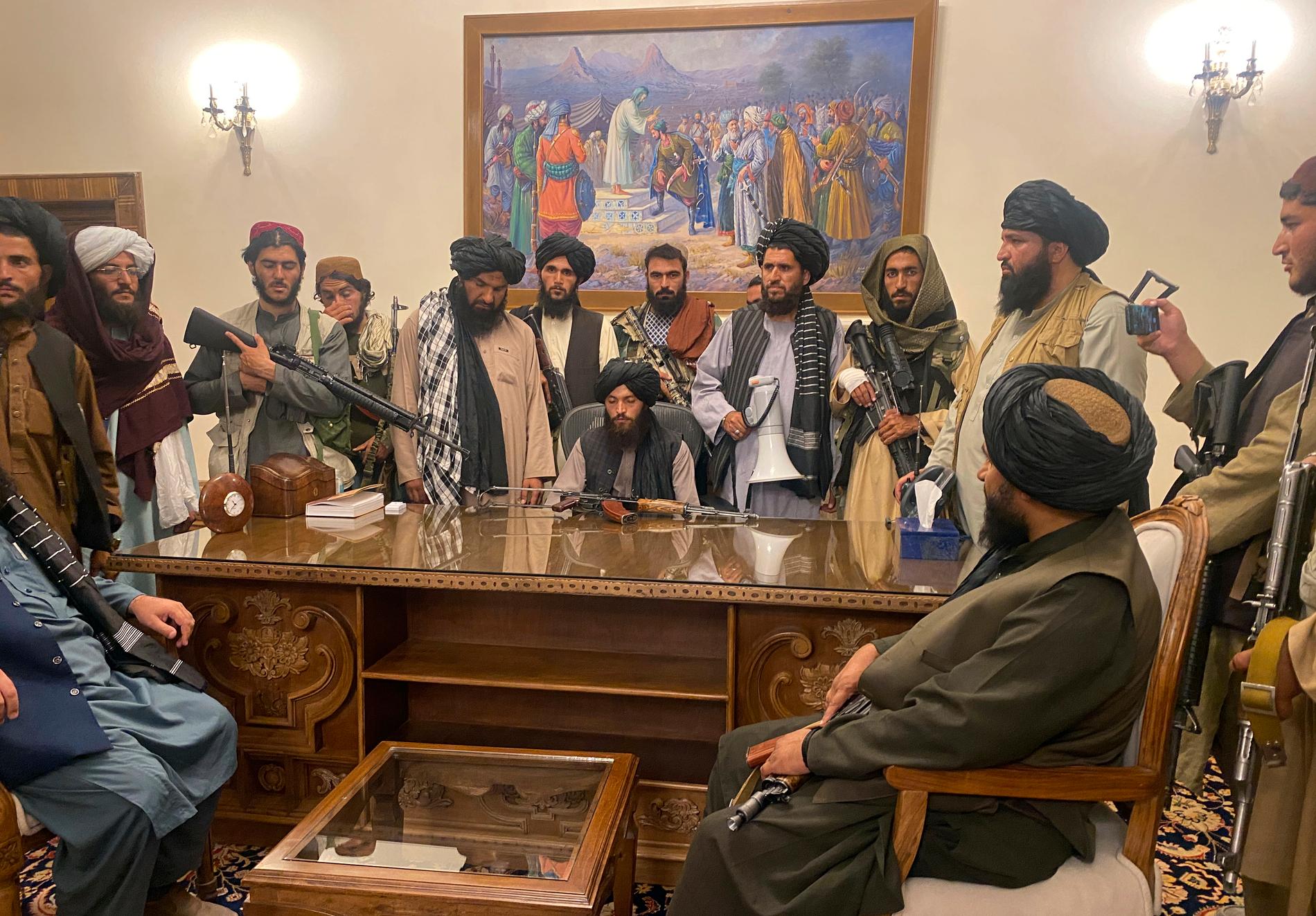 Talibanerna har tagit över presidentpalatset