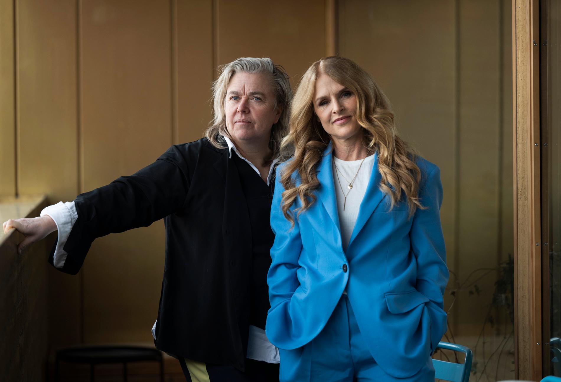 Producent Stina Gardell och regissör Karin af Klintberg fotograferade inför premiären av deras film "Kungen" om kung Carl XVI Gustaf.