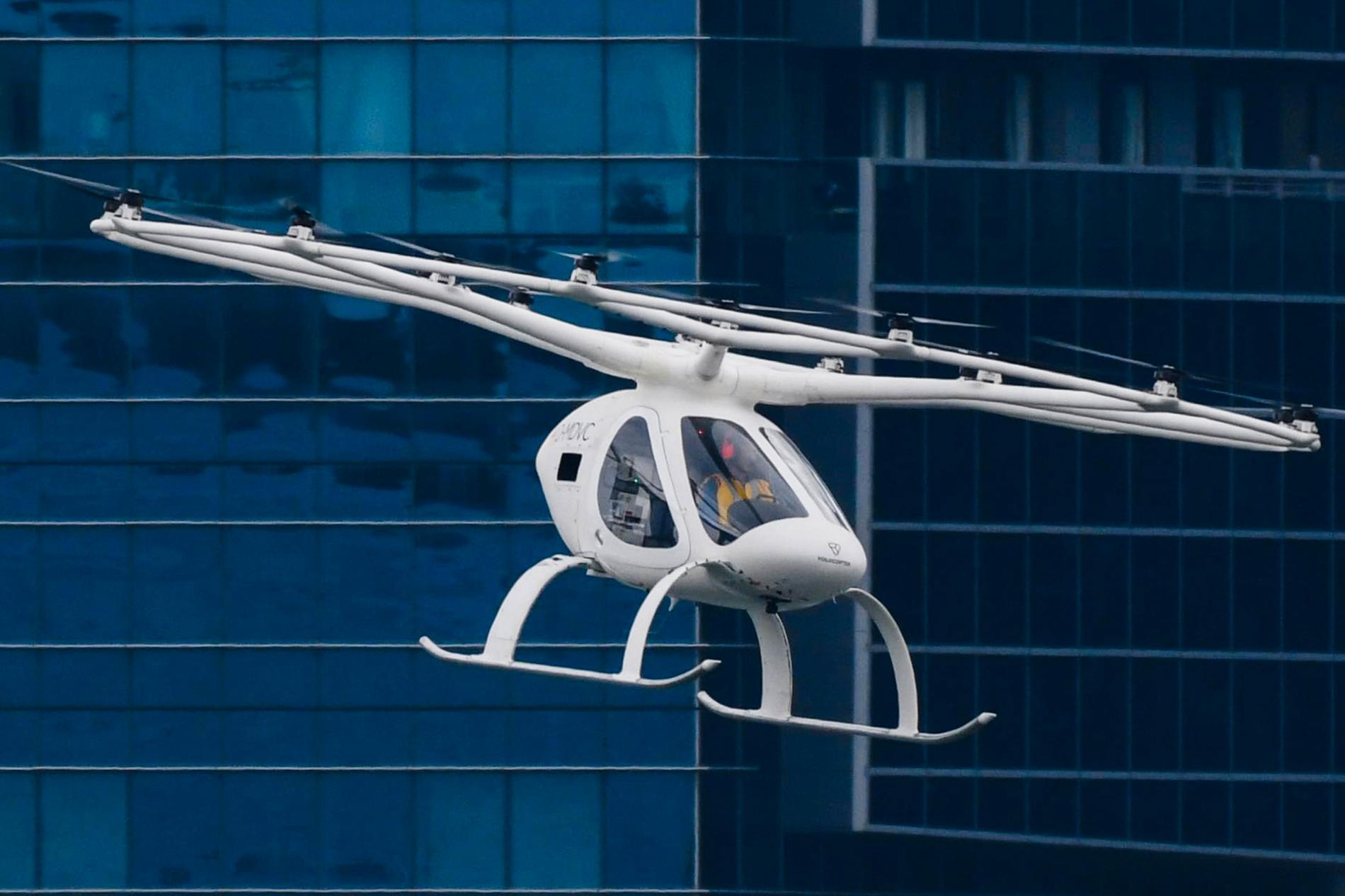 En Volocopter testflyger över Marina bay i Singapore på tisdagen.