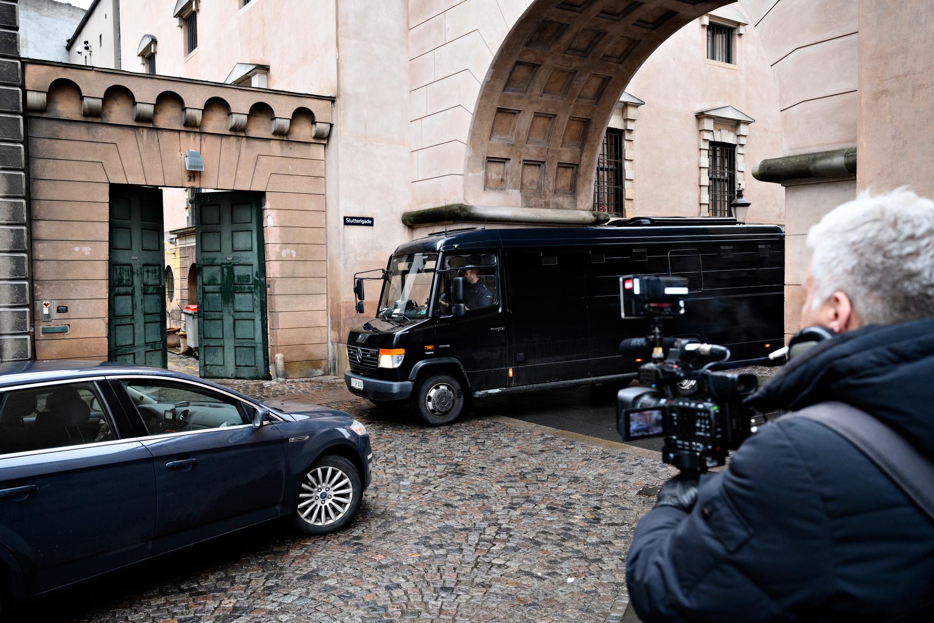 Polisfordon utanför domstolen i torsdags där häktningsförhandlingarna i Köpenhamn hölls. Arkivbild.