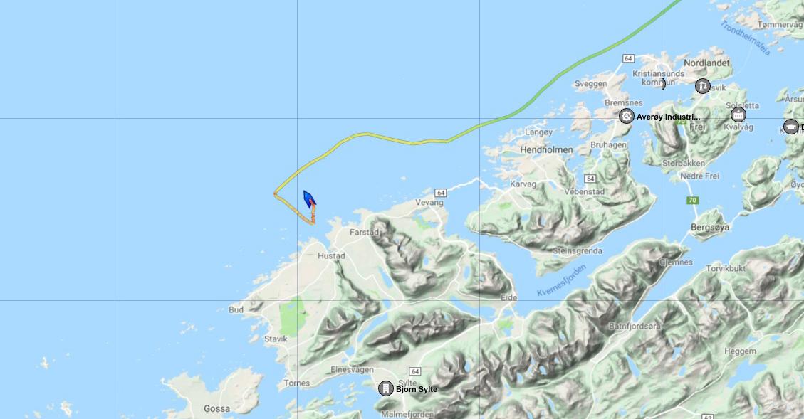 Fartyget befinner sig längs den norska kusten i höjd med Kristiansunds kommun. Linjen visar fartygets rutt och av den kan man utläsa att fartyget har någon form av problem. 