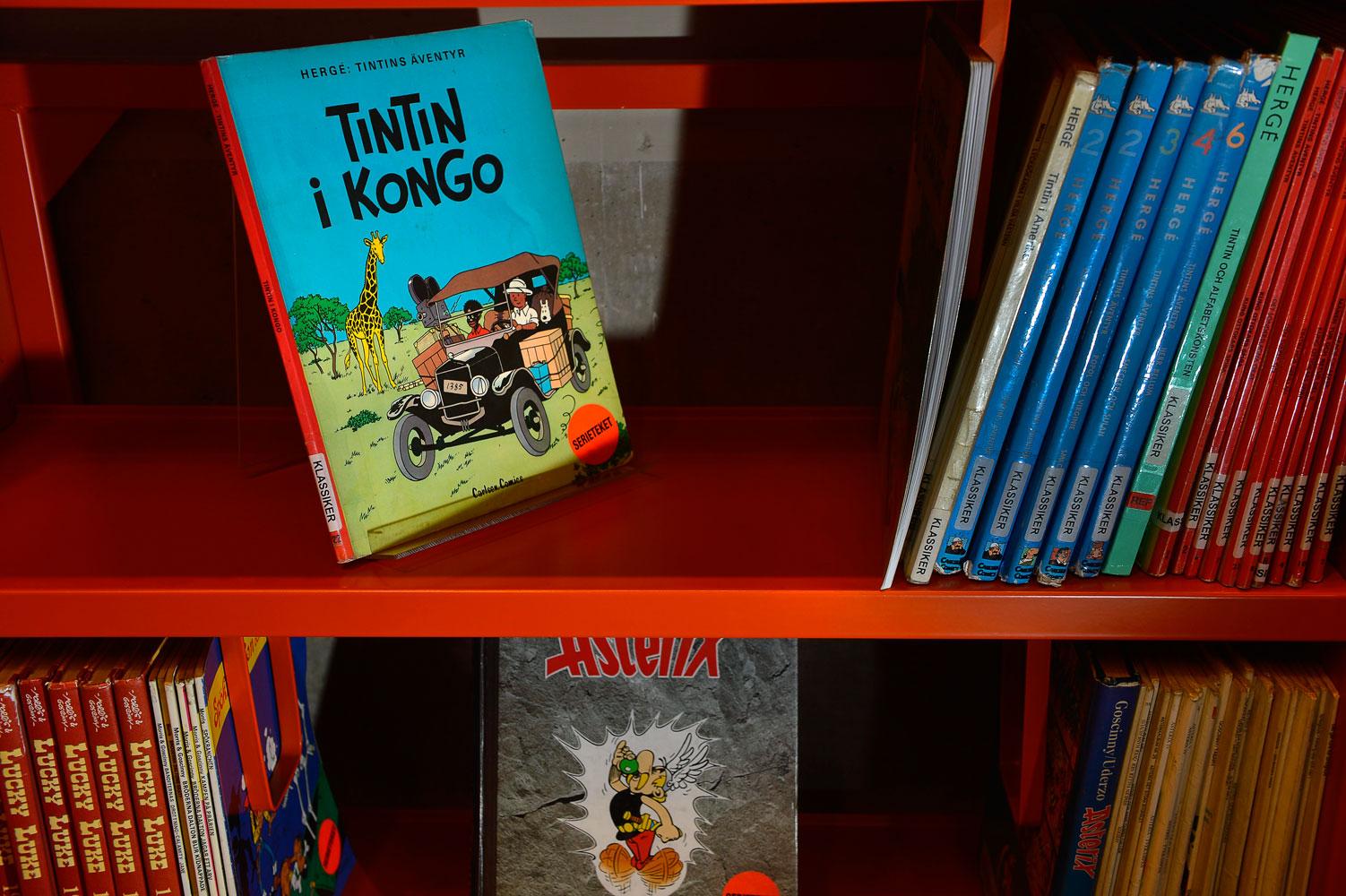 Tintin i Kongo i en bibliotekshylla.