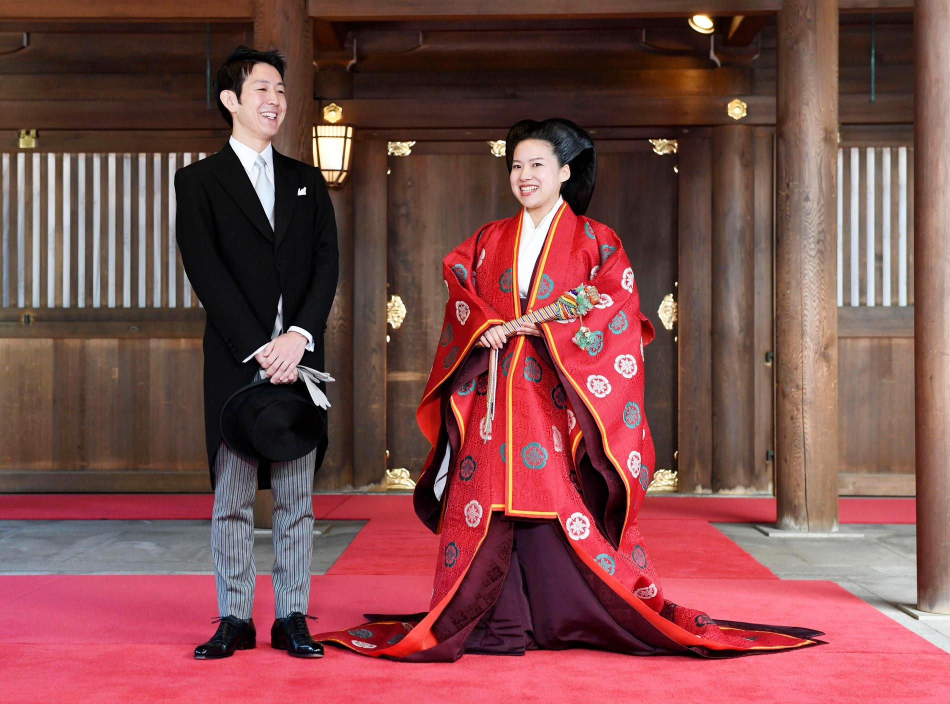 Prinsessan Ayako gifte sig med en skeppsmäklare – och blev av med sin titel. Precis som alla japanska prinsessor som gifter sig med en ofrälse.