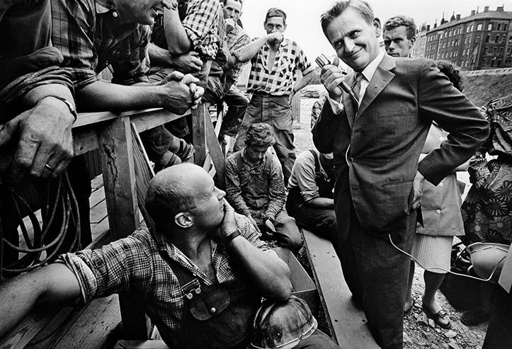 Tidigare opublicerat foto – dåvarande utbildningsministern Olof Palme träffar arbetare under valrörelsen 1968.