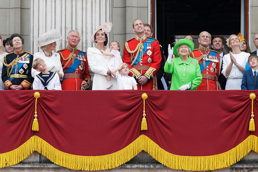 Det är numera bara arbetande kungligheter som får stå på Buckingham Palace. Prins Harry och prins Andrew får inte stå tillsammans med kung Charles vid kröningen. 