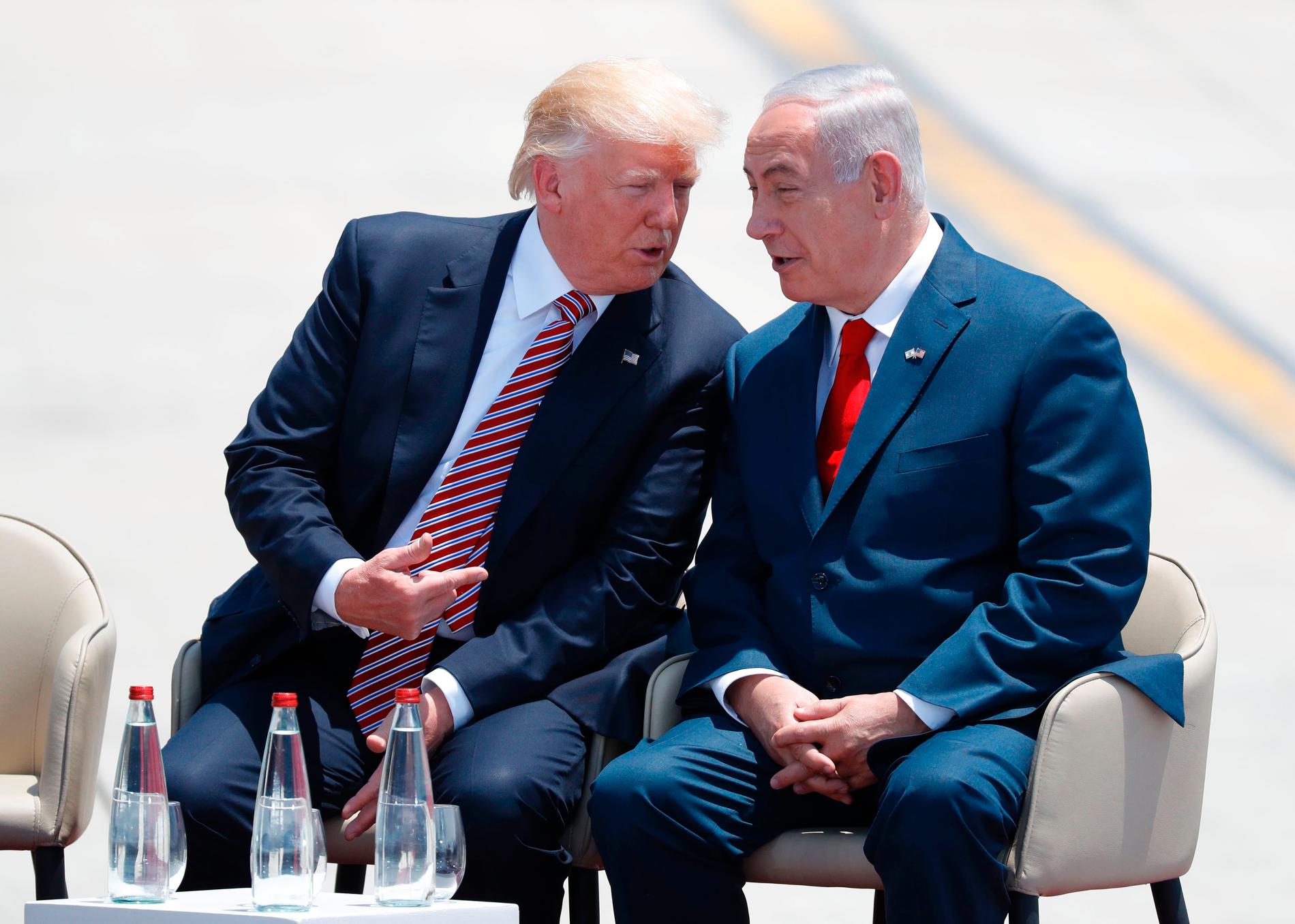 Donald Trump och Benjamin Netanyahu vid dagens välkomstceremoni i Tel Aviv.