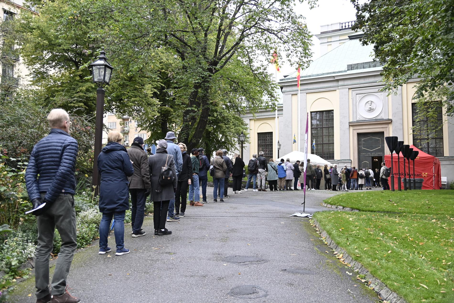 Folk köar för att rösta i kyrkovalet vid Kungsholms kyrka.