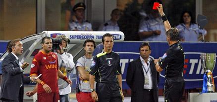 kaos Simone Perrotta visades ut – innan han ens hunnit in på planen. Roma vann supercupfinalen mot Inter med 1–0.