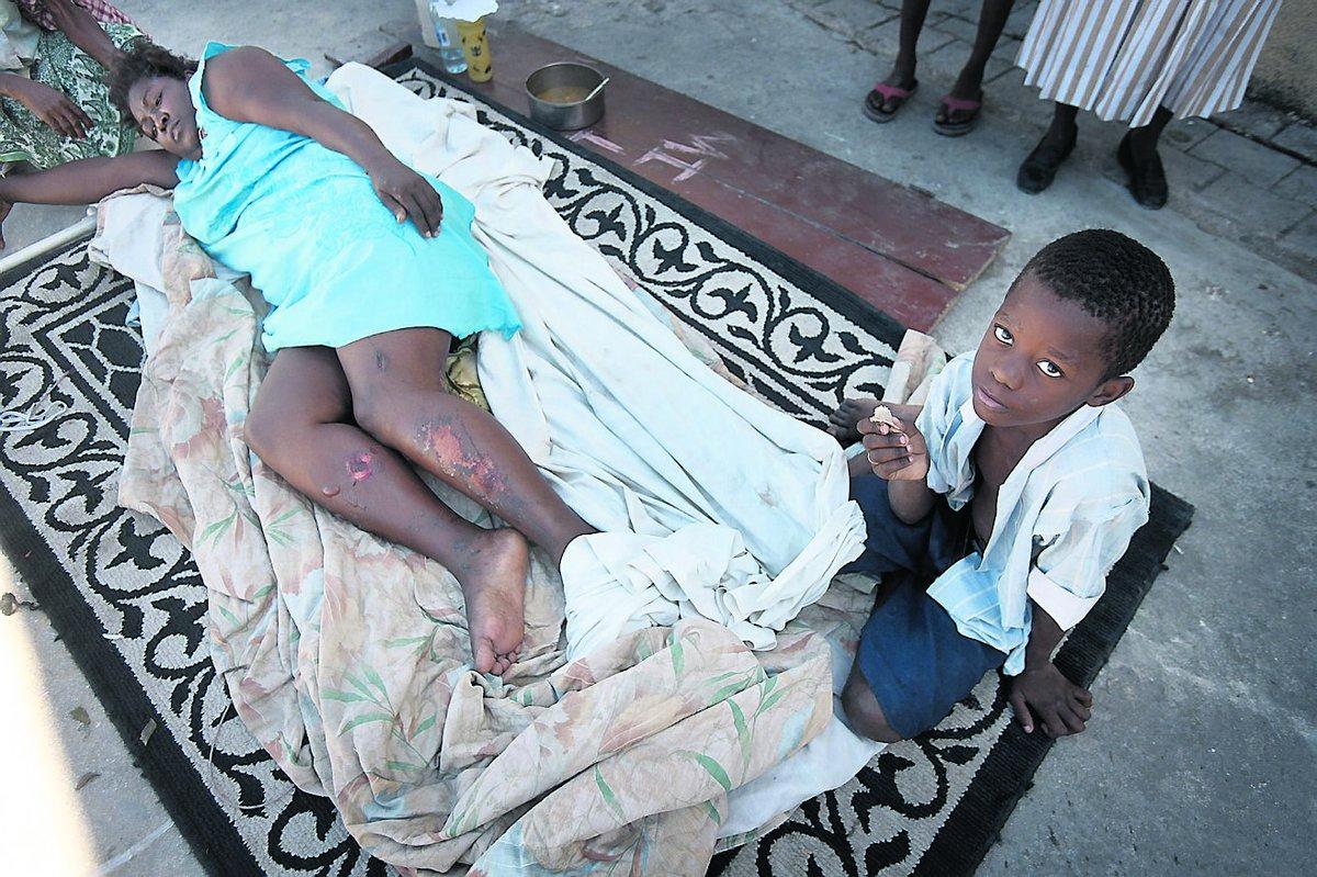 MAMMA ÄR SKADAD Pierre Fidel, 9, satt och tittade på tecknad film när skalvet kom. Hans syster och pappa saknas. Mamma lever, men hon vrider sig i plågor medan det rinner från de stora, öppna såren på hennes ben. ”Jag vill att hon får komma till sjukhus”, säger Pierre.