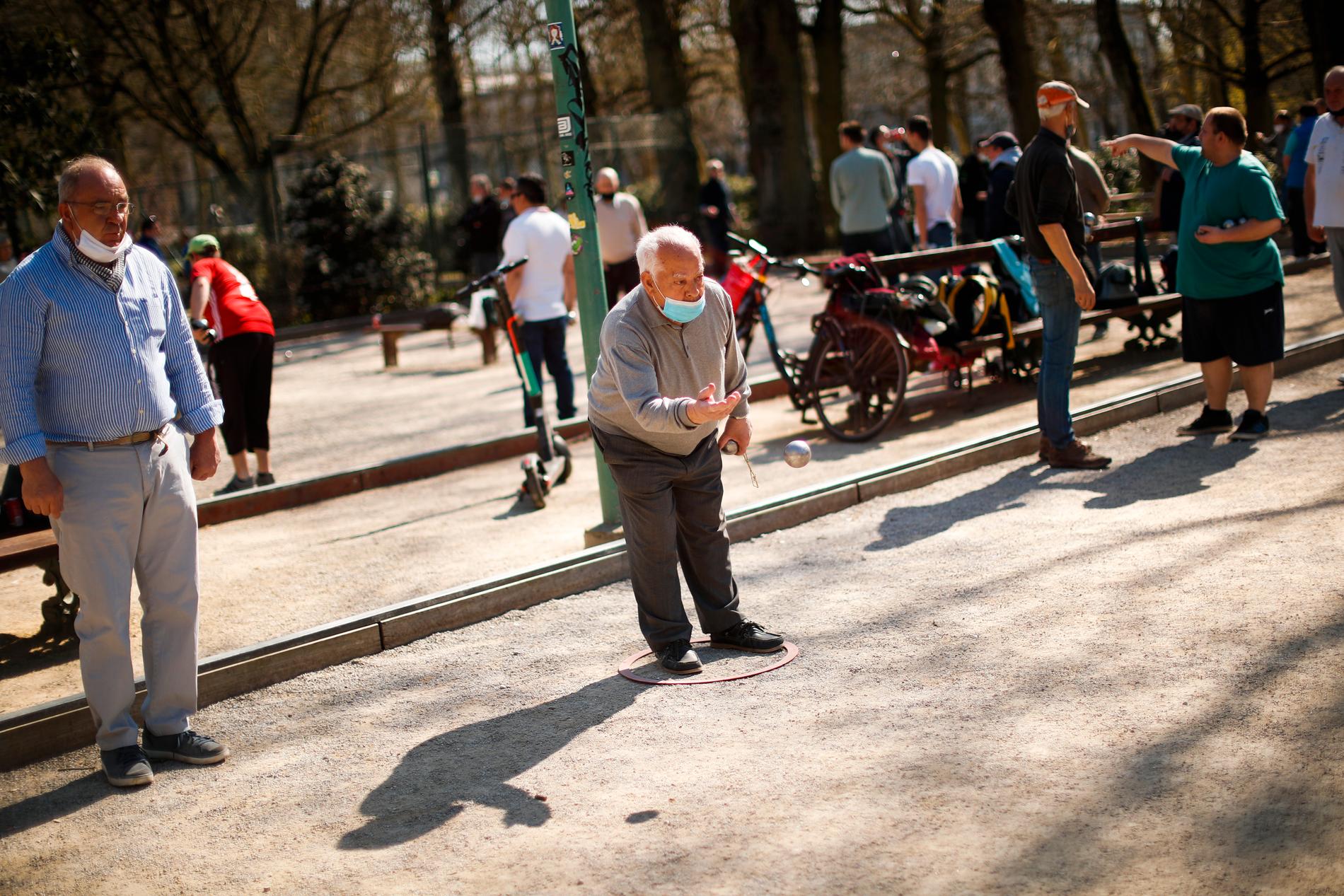 Män spelar boule i Bryssel.