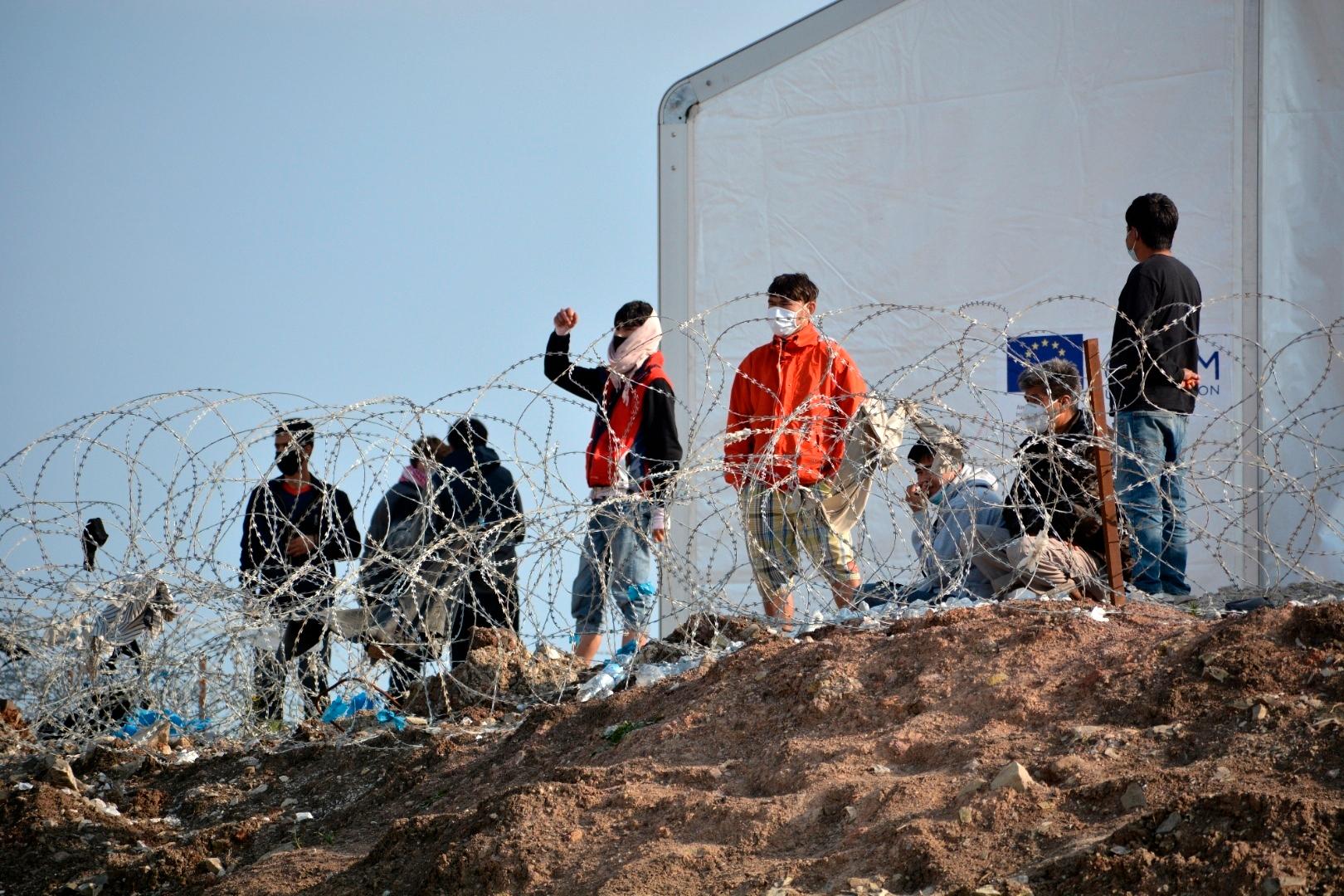Migranter i et flyktingläger på ön Lesbos i Grekland. Bild från i mars i år.