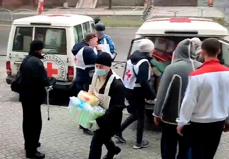 I den hårt drabbade staden Mariupol delar Röda korset ut humanitär hjälp till civila på sjukhus och i skyddsrum.  (Bild från 2 mars) 