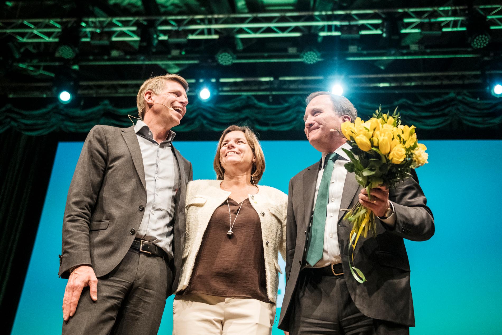 MP-språkrören Per Bolund och Isabella Lövin tillsammans med statsminister Stefan Löfven (S).