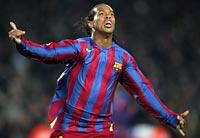 Världens bäste avgjorde. Ronaldinho väggspelade med Henrik Larsson – och slog in 2–1 mot Sevilla.