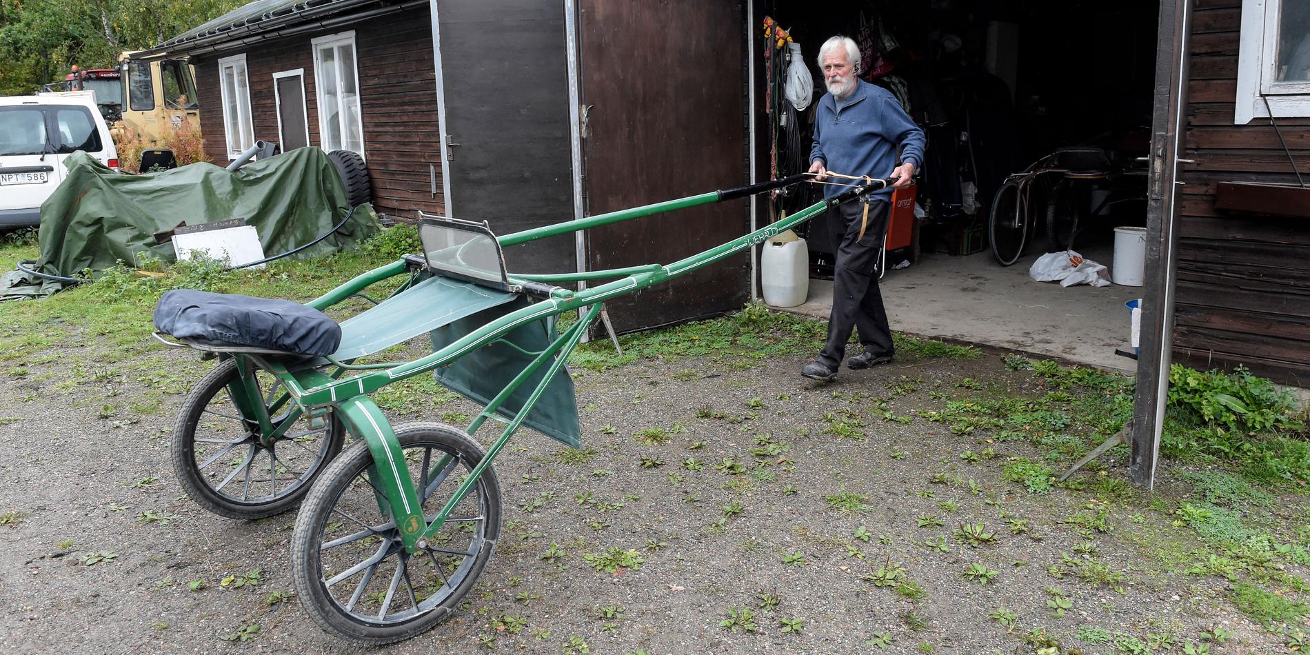 80-årige amatören Sten S Carlsson hemma på gården i Mariefred. 