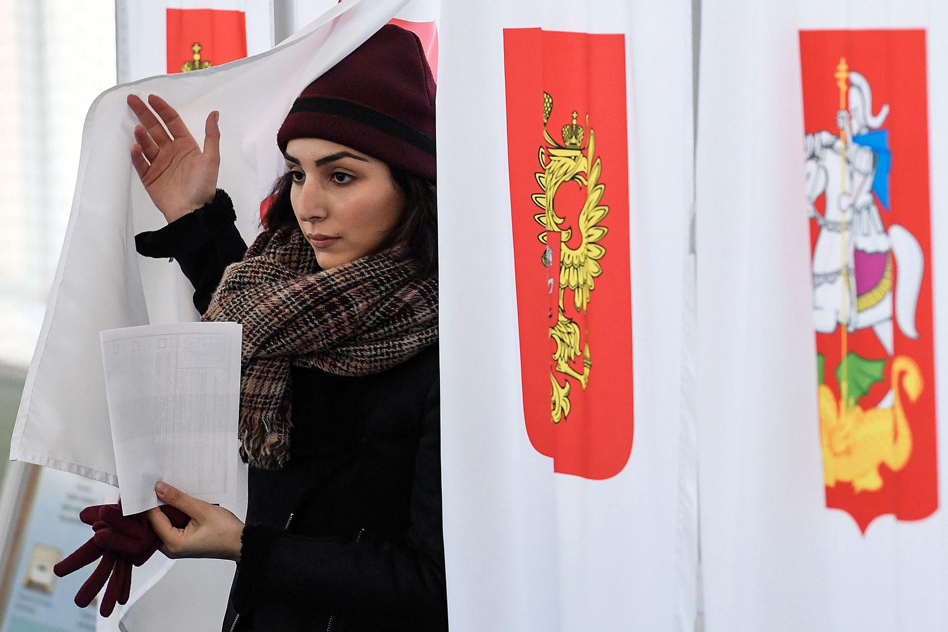 En kvinna röstar utanför Moskva.