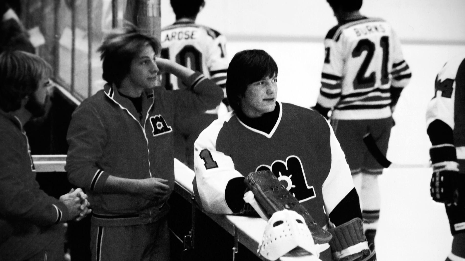 Pelle tillsammans med materialförvaltaren Jim "Turk" Evers inför en match med Philadelphia Flyers. Det var på hemväg från "Turks" födelsedagsfest som Pelle körde ihjäl sig.