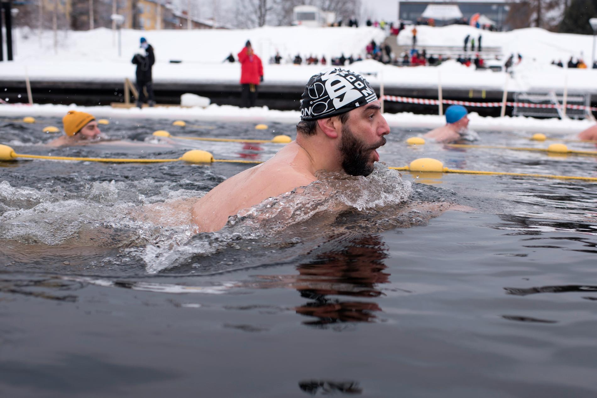 Strax över nollan i vattnet och minus tio i luften när simmare från hela världen tävlade i vintersim i en vak i Skellefteå.