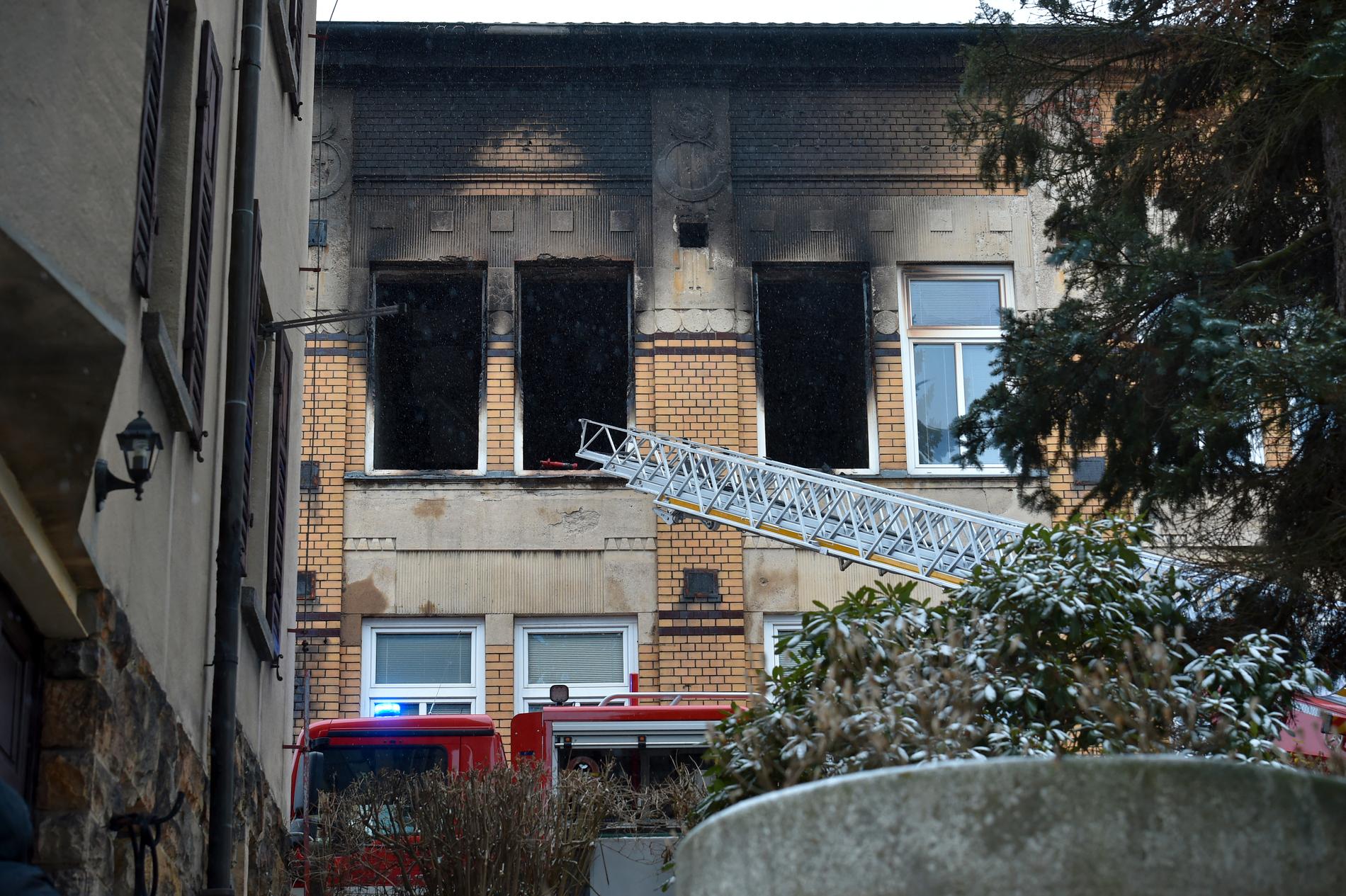 Minst åtta personer har omkommit i en brand i tjeckiska Vejptry.