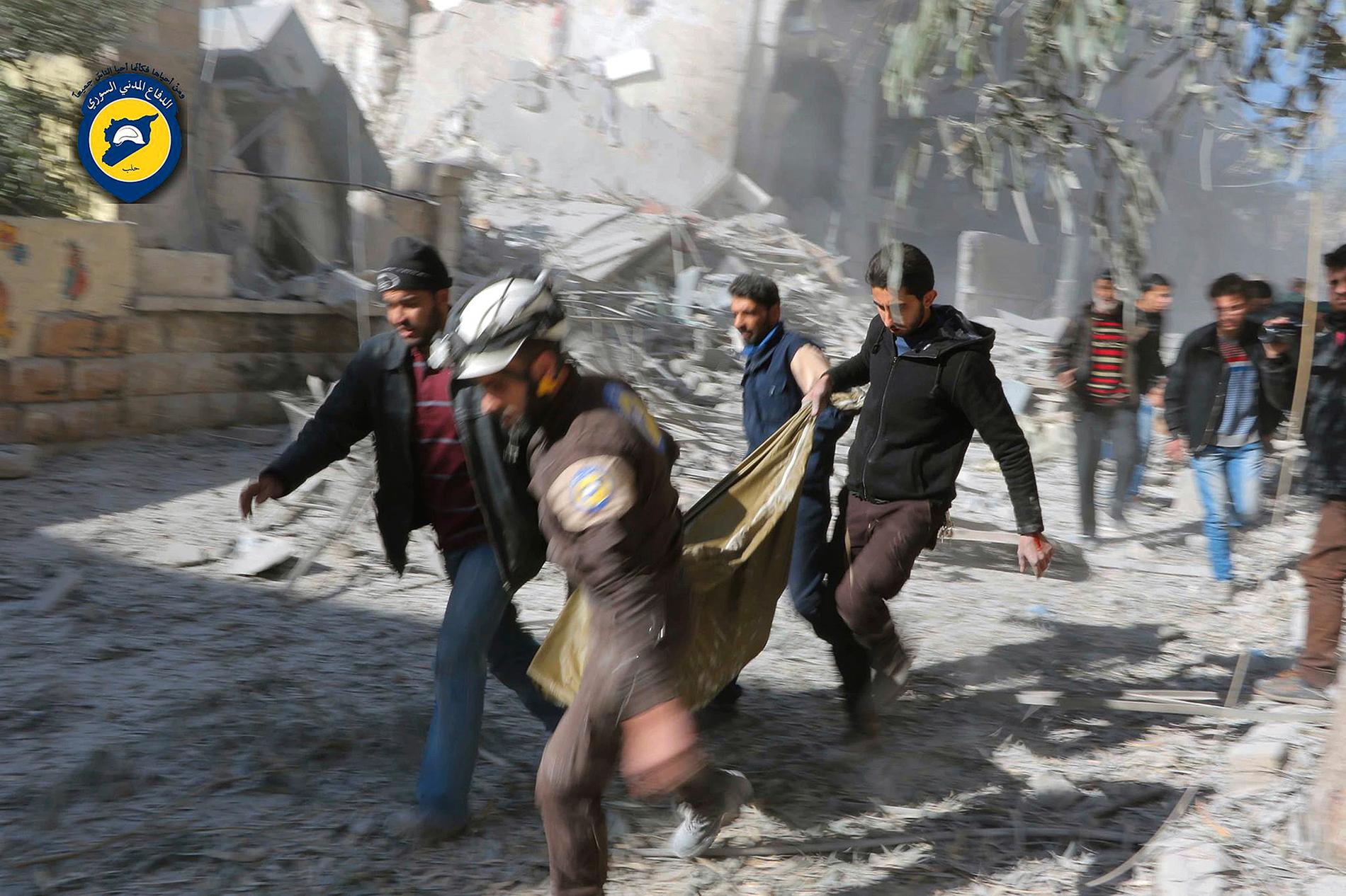 Ett offer för bombningarna i Aleppo flyttas. Bilden har gjorts tillgänglig av den syriska hjälporganisationen "White Helmets".