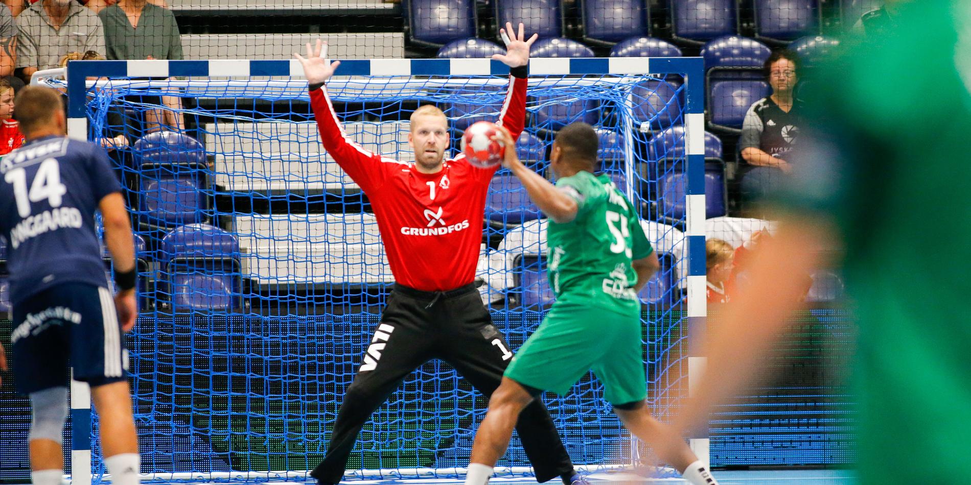 Målvaktsstjärnan Johan Sjöstrand i sitt danska klubblag. 