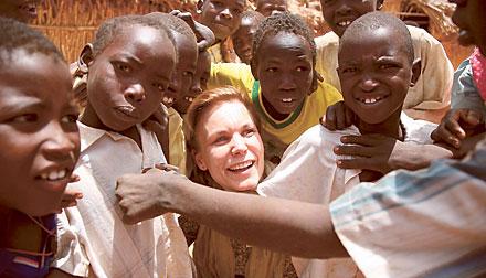 SKA LEDA Gunilla Carlsson blir ordförande för den globala kommission för klimat och bistånd som Fredrik Reinfeldt i går tog initiativ till på FN:s klimattoppmöte. På bilden besöker hon en skola i Darfur.