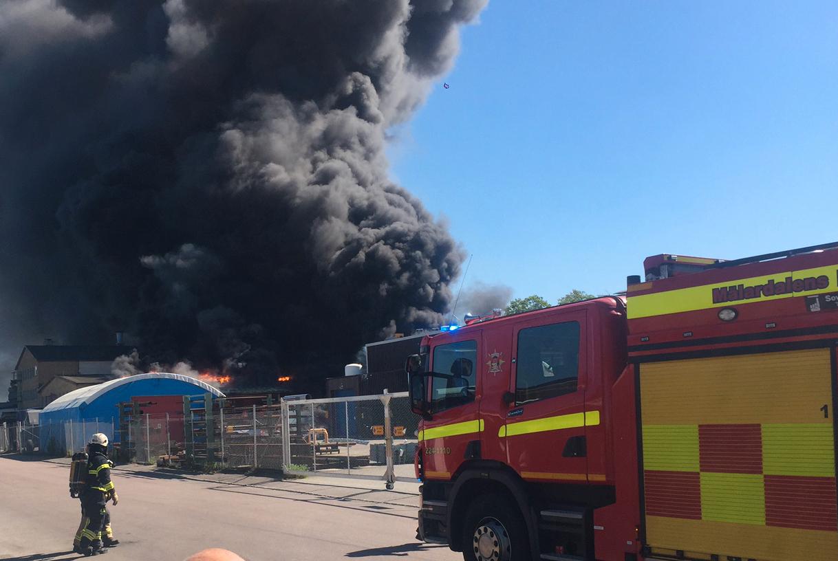 En våldsam brand rasade i ett industriområde i Västerås i slutet på maj. En läsare fångade dramatiken på bild.